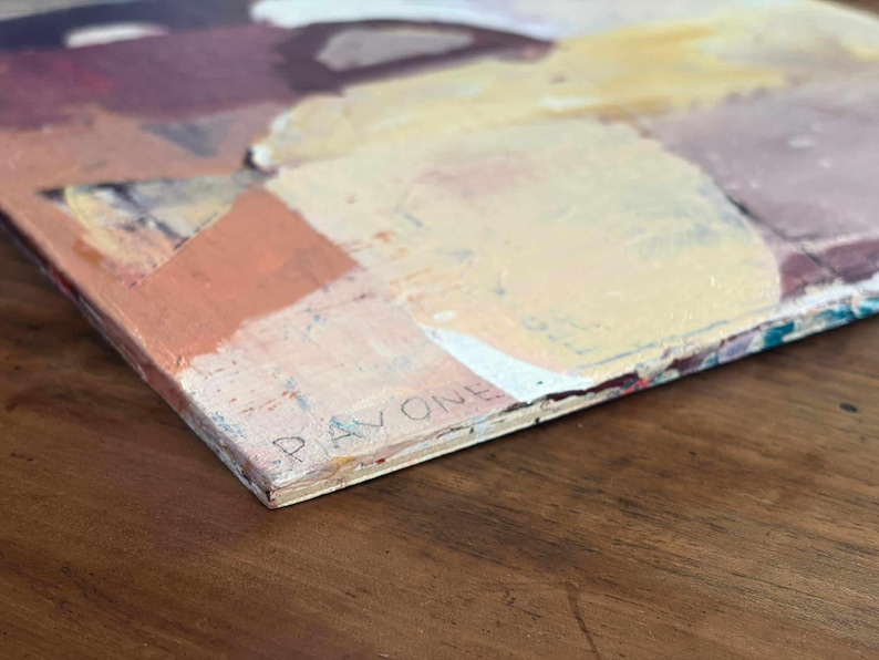 Pu&ograve; includere: Dipinto astratto con una tavolozza di colori caldi, pesca, giallo e bordeaux. L'opera presenta pennellate visibili e una superficie strutturata. La firma dell'artista, "PAVONE", &egrave; visibile sul bordo della tela.