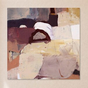 Pu&ograve; includere: Dipinto astratto con una tavolozza di colori tenui. L'opera presenta forme a strati in tonalit&agrave; beige, marrone e viola, con una forma scura ad arco. Il pezzo ha un aspetto strutturato, che suggerisce pennellate e tecniche miste.