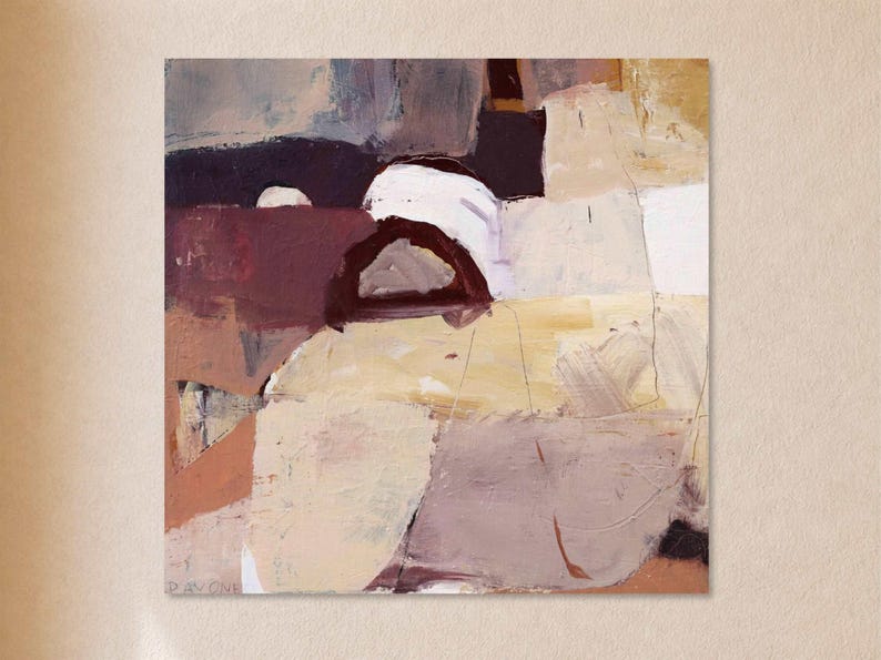 Pu&ograve; includere: Dipinto astratto con una tavolozza di colori tenui. L'opera presenta forme a strati in tonalit&agrave; beige, marrone e viola, con una forma scura ad arco. Il pezzo ha un aspetto strutturato, che suggerisce pennellate e tecniche miste.