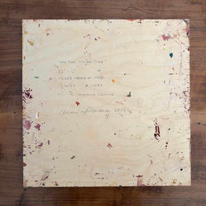 Pu&ograve; includere: Un'opera d'arte quadrata in legno, intitolata "ON THE OTHER SIDE", con dimensioni di 30,48 x 30,48 cm. &Egrave; un'opera a tecnica mista su legno, con schizzi di vernice colorati e testo scritto a mano, inclusa la firma dell'artista e l'anno 2023.