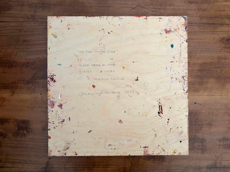 Pu&ograve; includere: Un'opera d'arte quadrata in legno, intitolata "ON THE OTHER SIDE", con dimensioni di 30,48 x 30,48 cm. &Egrave; un'opera a tecnica mista su legno, con schizzi di vernice colorati e testo scritto a mano, inclusa la firma dell'artista e l'anno 2023.