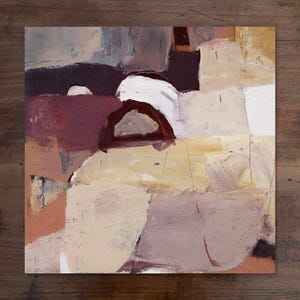 Pu&ograve; includere: Dipinto astratto di formato quadrato. L'opera presenta una tavolozza di colori tenui, tra cui beige, marrone e bianco, con pennellate che creano un aspetto strutturato. La composizione &egrave; un mix di forme geometriche.