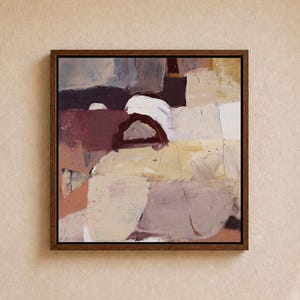 Pu&ograve; includere: Dipinto di arte astratta in una cornice quadrata di legno. L'opera presenta un mix di colori, tra cui bordeaux, beige e bianco, con una forma ad arco marrone scuro. Il dipinto &egrave; montato su una parete beige chiaro. Circa 50 cm x 50 cm.