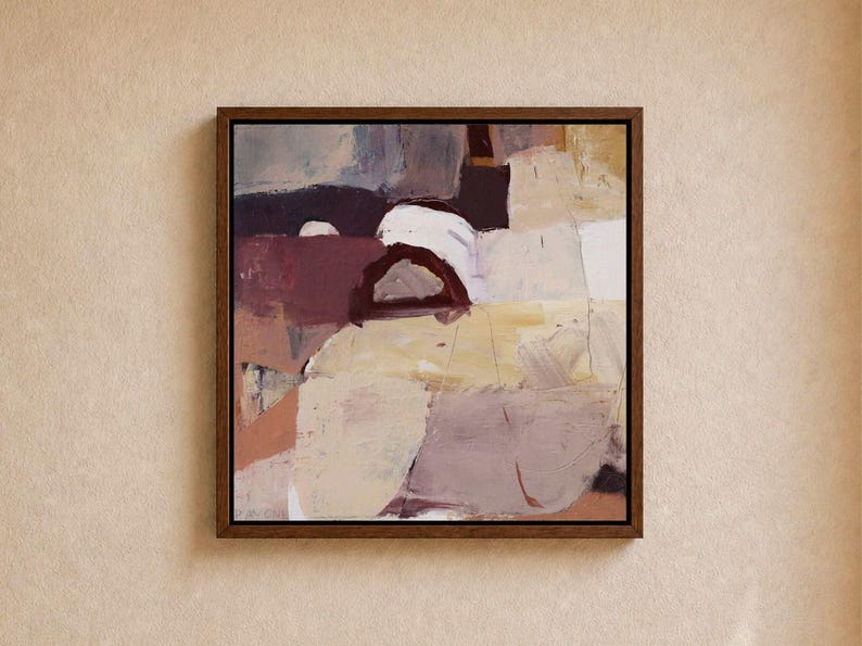 Pu&ograve; includere: Dipinto di arte astratta in una cornice quadrata di legno. L'opera presenta un mix di colori, tra cui bordeaux, beige e bianco, con una forma ad arco marrone scuro. Il dipinto &egrave; montato su una parete beige chiaro. Circa 50 cm x 50 cm.
