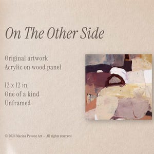Pu&ograve; includere: Dipinto astratto acrilico su pannello di legno intitolato "On The Other Side". L'opera presenta una composizione quadrata con una tavolozza di colori tenui, tra cui beige, marrone e bianco. Il dipinto misura 30,48 x 30,48 cm e non &egrave; incorniciato.