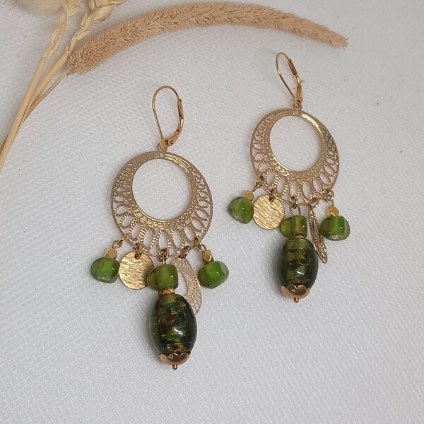 Boucles d'oreilles pendantes dorées, breloques pierres vertes, estampes dorées