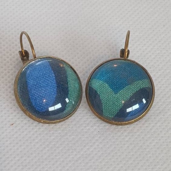 Boucles pendantes cabochons bulle de verre, support dormeuses bronze laiton, motifs colorés bleu vert  asymétriques