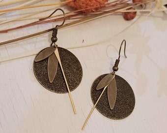 Boucles d'oreilles tendance laiton, fantaisie, suspension, sequin laiton rond granité,breloque navettes laiton, tige spatule dore best selle