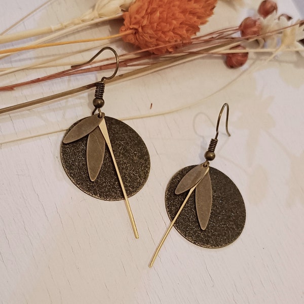 Boucles d'oreilles tendance laiton, fantaisie, suspension, sequin laiton rond granité,breloque navettes laiton, tige spatule dore best selle