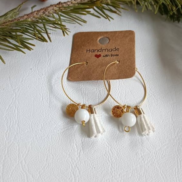 Boucles d'oreilles dorées, boucles pendantes créoles dorées femmes, suspension pompon blanc à franges, petit médaillon doré, perle blanche