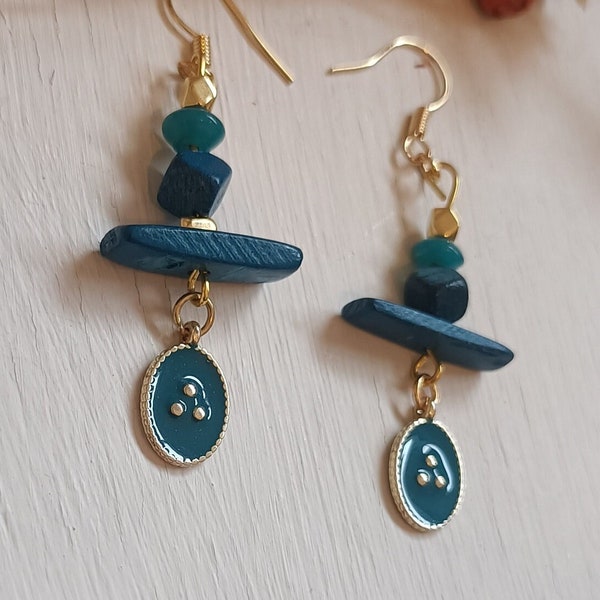 Boucles d'oreilles pendantes fantaisie, médaillon ovale bleu bordure dorée, petites perles en bois bleues , longue perle bois bleue