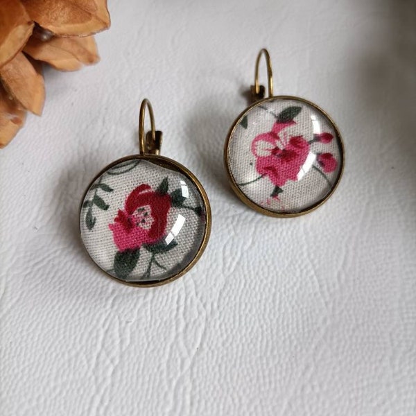 Boucles d'oreilles dormeuses rondes, bronze, cabochons verre motifs tissu fleuri, fleurs roses sur fond blanc, fermoir dormeuses bronze