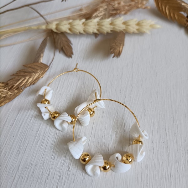 Boucles d'oreilles créoles dorées perles coquillages blancs