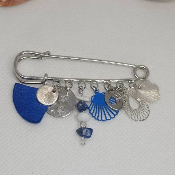 Broche fantaisie argentée, thème marin, suspensions breloques argentées et bleues