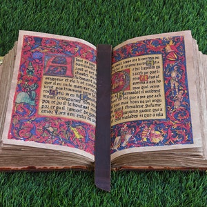 Diario manoscritto del cavaliere medievale fatto a mano - Codice biblico illustrato d'epoca con 264 immagini, pagine di pergamena invecchiata, croce in ottone e lucchetto