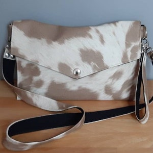 Braun/beige Umhängetasche aus Kunstleder mit Rindsleder-Print, Handtasche mit mehreren Fächern, handgefertigt, Geschenkidee