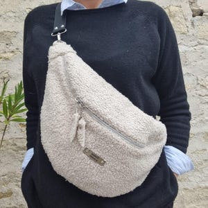 Sac Bandoulière Noir Avec Pompons Fausse Fourrure Et Breloque Feuille - Style Coréen - Neuf Sans étiquette