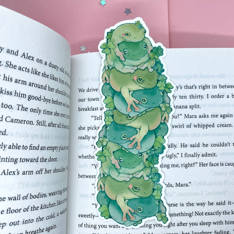 Marcador de pila de ranas / Arte de ranas / Marcador lindo / Laminado / Libro Cottagecore / Amantes de los libros / Papelería de ranas / Ranas de lectura imagen 6