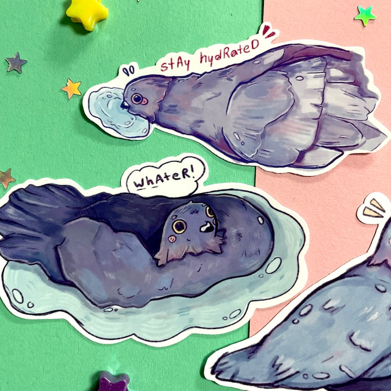 Op de afbeelding: Drie cartoon stickers met een blauwe vogel die water drinkt, een blauwe vogel die in een blauwe plas drijft en een blauwe vogel met een spraakballon die "_WhAtEr!" zegt. De vogel stickers zijn op een groene en roze achtergrond.