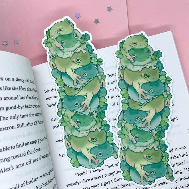 Marcador de pila de ranas / Arte de ranas / Marcador lindo / Laminado / Libro Cottagecore / Amantes de los libros / Papelería de ranas / Ranas de lectura imagen 1