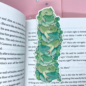 Marcador de pila de ranas / Arte de ranas / Marcador lindo / Laminado / Libro Cottagecore / Amantes de los libros / Papelería de ranas / Ranas de lectura imagen 2