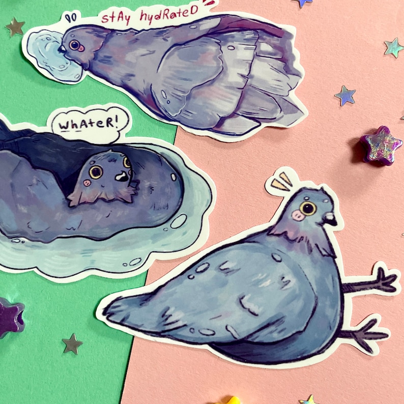 Op de afbeelding: Drie stickers met cartoon-duiven. E&eacute;n sticker toont een duif die water drinkt uit een glas, met de tekst "stay hydrated". Een andere sticker toont een duif die badt in een blauwe badkuip, met de tekst "whatever!" De derde sticker toont een duif met zijn vleugels uitgespreid, die er verbaasd uitziet.