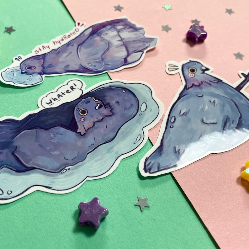 Op de afbeelding: Drie stickers met cartoon-duiven. E&eacute;n duif drinkt water uit een glas, een andere drijft in het water en de derde zit op een tak. De stickers hebben tekst die "stay hydrated" en "whatever!" zegt.
