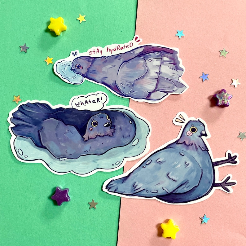 Op de afbeelding: Drie cartoon-duivenstickers met verschillende uitdrukkingen. De eerste duif drinkt water uit een blauwe beker en zegt "stay hydrated". De tweede duif ligt in een blauwe plas en zegt "whateer!" De derde duif ligt op zijn rug met zijn poten in de lucht.