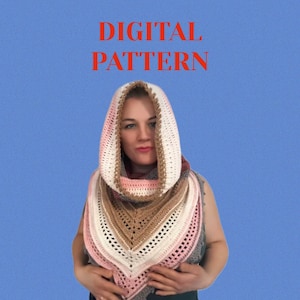 Può includere: Una sciarpa con cappuccio all'uncinetto in tonalità di rosa, bianco, marrone e grigio. La sciarpa è realizzata con un punto testurizzato e ha un design ampio e fluido. Il testo "DIGITAL PATTERN" è visualizzato sopra l'immagine.