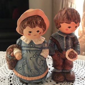 Adorable par de figuras de niño y niña de Goebel fabricadas en Alemania Occidental y compradas en Alemania