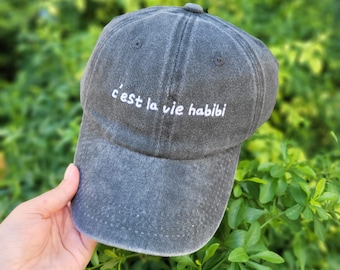 Baseballpet C'est La Vie Habibi GRIJS | Arabisch | Hoed | Libanees | Libanon | Beiroet | بيروت