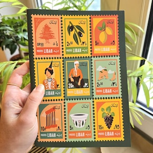 Può includere: Un set di nove francobolli in stile vintage con illustrazioni di monumenti e simboli libanesi. I francobolli sono stampati su uno sfondo verde con accenti gialli, arancioni e rossi. I francobolli presentano immagini di un cedro, olive, limoni, una donna in abiti tradizionali, un uomo in abiti tradizionali, una montagna, un edificio, una tazza di caffè e uva. I francobolli sono etichettati con il testo "Liban" e "Postes Liban" in arabo e francese.