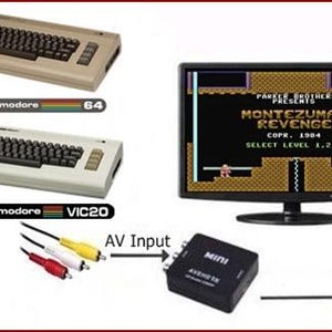 Può includere: Immagine di tastiere per computer Commodore 64 e VIC20, con un monitor che mostra il gioco "Montezuma's Revenge". È presente anche un adattatore di ingresso AV. Lo schermo di gioco mostra il testo: "MONTEZUMA'S REVENGE COPR. 1984 SELECT LEVEL 1,2,3."