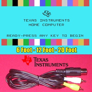 Op de afbeelding: Een afbeelding van een Texas Instruments Home Computer-scherm met de tekst "READY-PRESS ANY KEY TO BEGIN". Hieronder een zwarte kabel met witte en gele connectoren. De tekst "6 Foot-12 Foot-20 Foot" is ook zichtbaar.