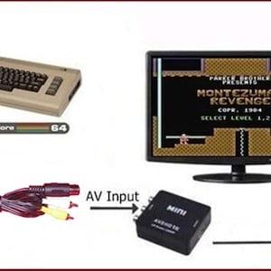 Op de afbeelding: Een beige Commodore 64 computer, een zwarte monitor met het titelscherm van het spel Montezuma's Revenge, een meerkleurige AV-kabel en een zwarte Mini AV naar HDMI-converterbox. De opstelling toont het verbindingspad van de computer naar de monitor.