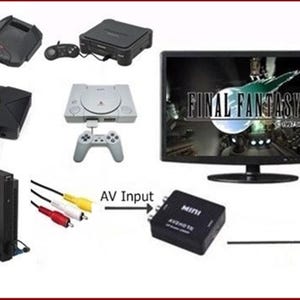 Peut inclure: Plusieurs consoles de jeux vidéo rétro, dont une Xbox noire, une PlayStation grise et une PlayStation 2 noire. Un téléviseur affiche "FINAL FANTASY VI" avec un boîtier convertisseur et des câbles d'entrée AV.