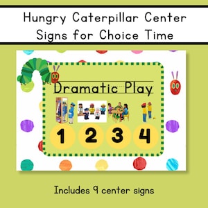 以下が含まれることがあります： 「Dramatic Play」という文字と4つの番号付きの円が書かれた緑と黄色の看板。看板には、毛虫と、子供たちが遊んでいる教室のシーンの絵が描かれている。「Includes 9 center signs」という文字が看板の下にある。