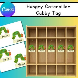 Op de afbeelding: Houten cubby-plank met haken en naamlabels met een groen rupsontwerp. De labels lezen "Naam" en zijn bevestigd aan de cubby-gaten. De tekst "Hungry Caterpillar Cubby Tag" staat bovenaan.