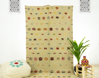 Marokański kilim w kolorze złamanej bieli: ręcznie tkany wełniany dywan w geometrycznym stylu boho