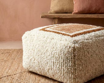 Pouf carré marocain en laine crème et terre cuite