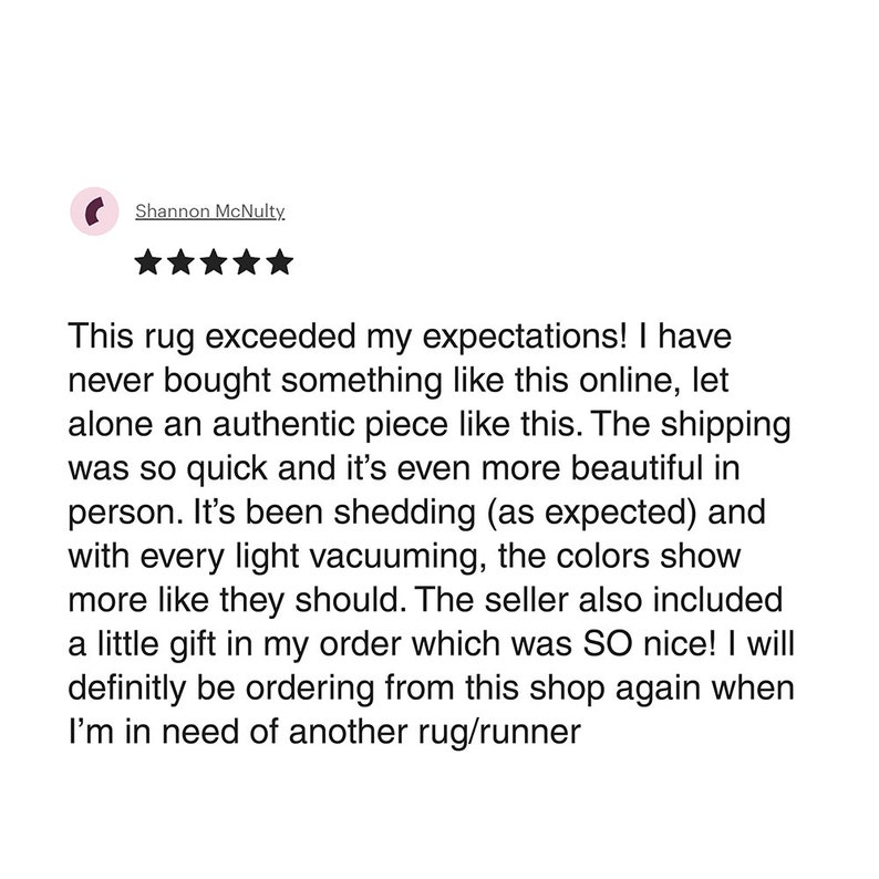 Puede incluir: Una rese&ntilde;a de un cliente sobre una alfombra, afirmando que super&oacute; sus expectativas y que el env&iacute;o fue r&aacute;pido. La rese&ntilde;a menciona que la alfombra es hermosa en persona y que se deshilacha un poco, pero los colores son vibrantes. El vendedor incluy&oacute; un regalo con el pedido, lo que el cliente apreci&oacute;.