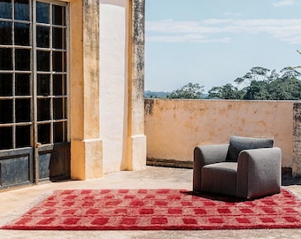 Alfombra marroquí tejida a mano con cuadros rojos: Beni Ourain Wool Shag