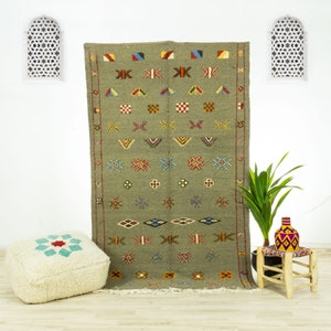 Grey Kilim Rug Flatwoven Using Natural Moroccan Wool Rug with Boho Geometric Kilim Rug Pattern for Living Room or Bedroom