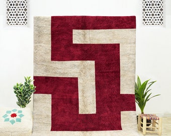 Handgefertigter Roter Marokkanischer Wollteppich: Abstraktes Berber Design
