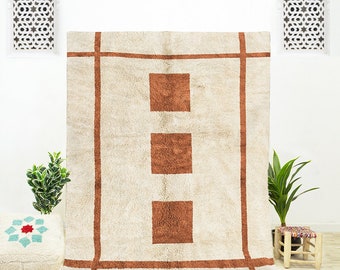 Karierter Teppich ist ein weißer marokkanischer Teppich mit einem Berber-Beni Ourain-Muster, der aus organischer Shag-Wolle als Schlafzimmerteppich handgewebt wurde