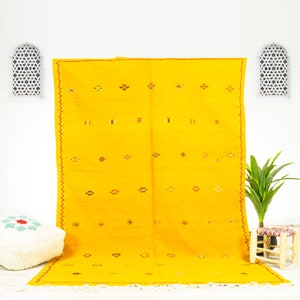 Flatwoven yellow Moroccan Kilim Rug Handwoven Berber Area Rug Made of Natural Wool Rug with a Kilim Geometric Rug Design