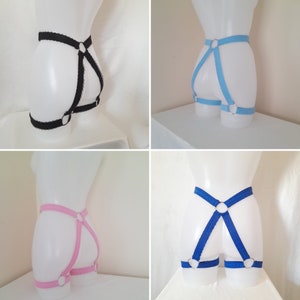 以下が含まれることがあります： 調節可能なストラップと金属製のリングが付いた、4色のガーターベルト。ガーターベルトは、黒、水色、ピンク、青です。