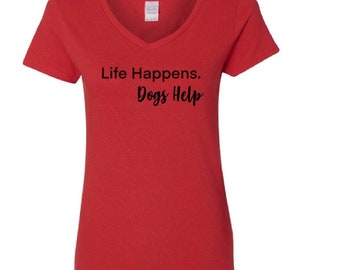 Camiseta de cuello en V "La vida pasa, los perros ayudan"; camiseta personalizada
