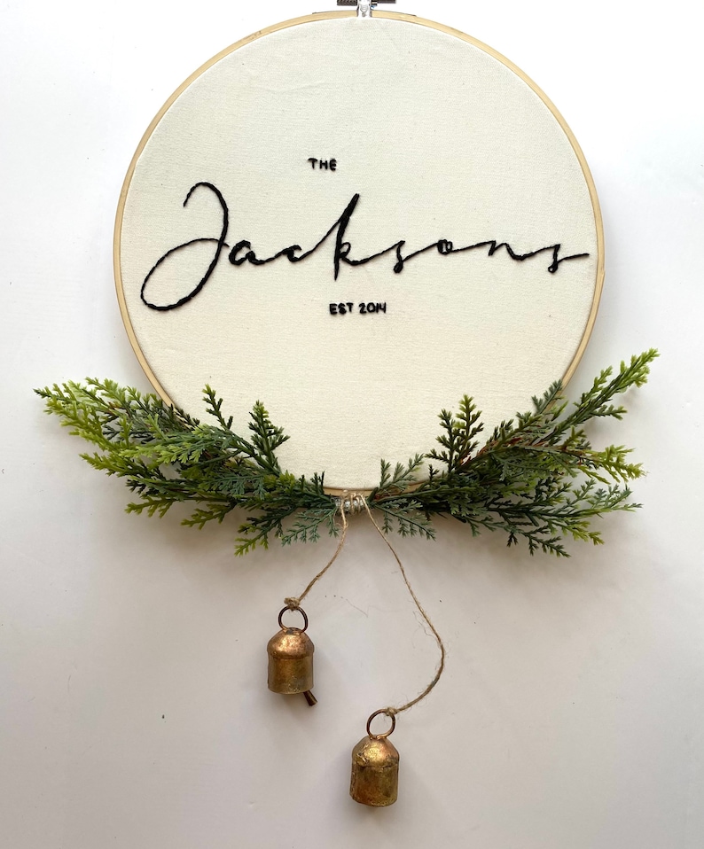 Custom 10 Family Name Hand Embroidered Wall Hanging, Wreath, Wall Decor, Greenery, Brass Bells, Minimal, Christmas, Winter, Personalized imagem 2