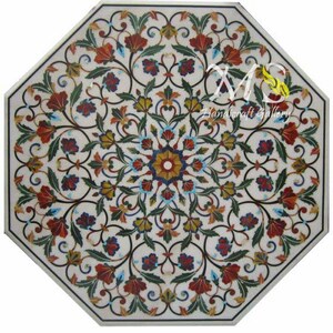 Puede incluir: Tapa de mesa octogonal de mármol con un intrincado diseño floral incrustado con piedras de colores. El diseño presenta un mandala central con piedras rojas, azules, verdes y amarillas.